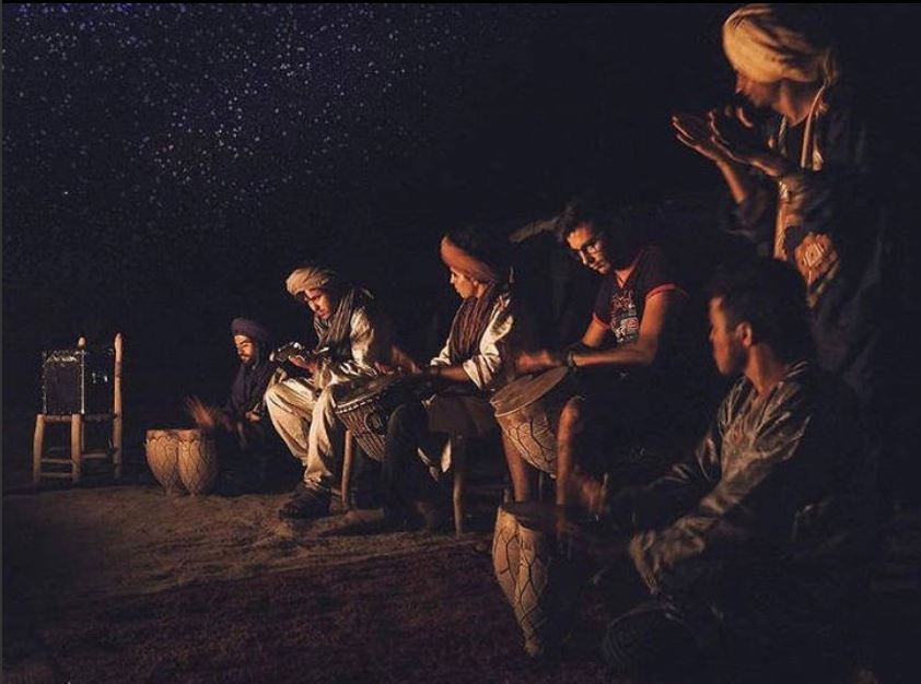 Musica de nochevieja en el desierto de marruecos para fin de año en Erg Chebbi en Kam Kam Dunes
