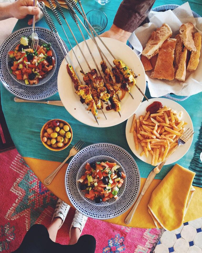 pinchos y brochetas a la brasa tipicos de la gastronomia marroqui en Erg Chebbi