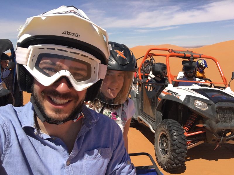Viajar a Marreucos desde Espana en el desierto con coches y cascos