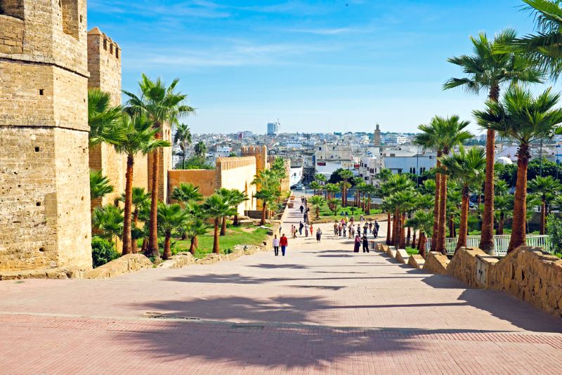 Personas caminando en una calle de Marruecos haciendo turismo