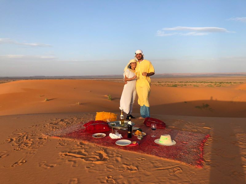 Pedida de mano en el desierto haciendo un picnic