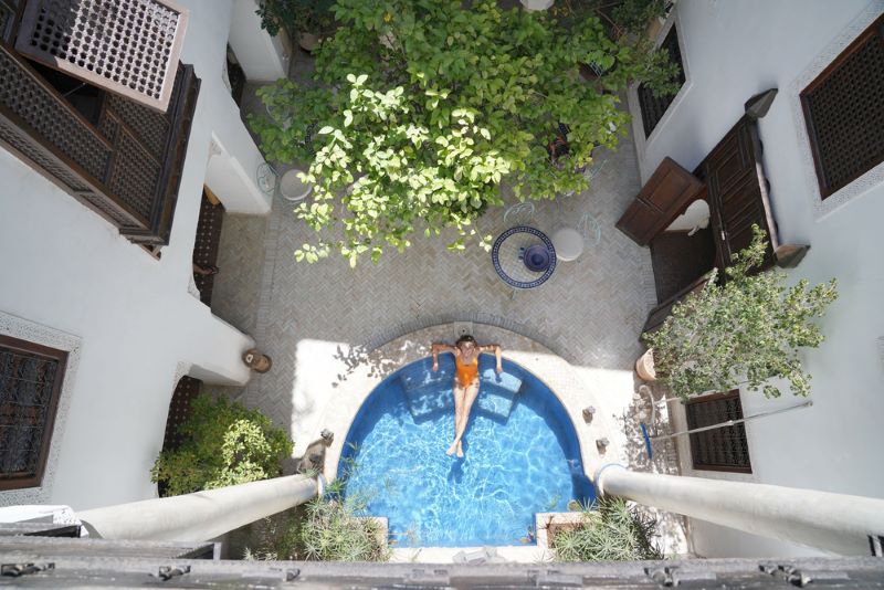 Imagen de la piscina de un riad marroqui 